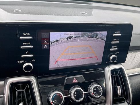 Used 2023 Kia Sorento LX FWD image 19
