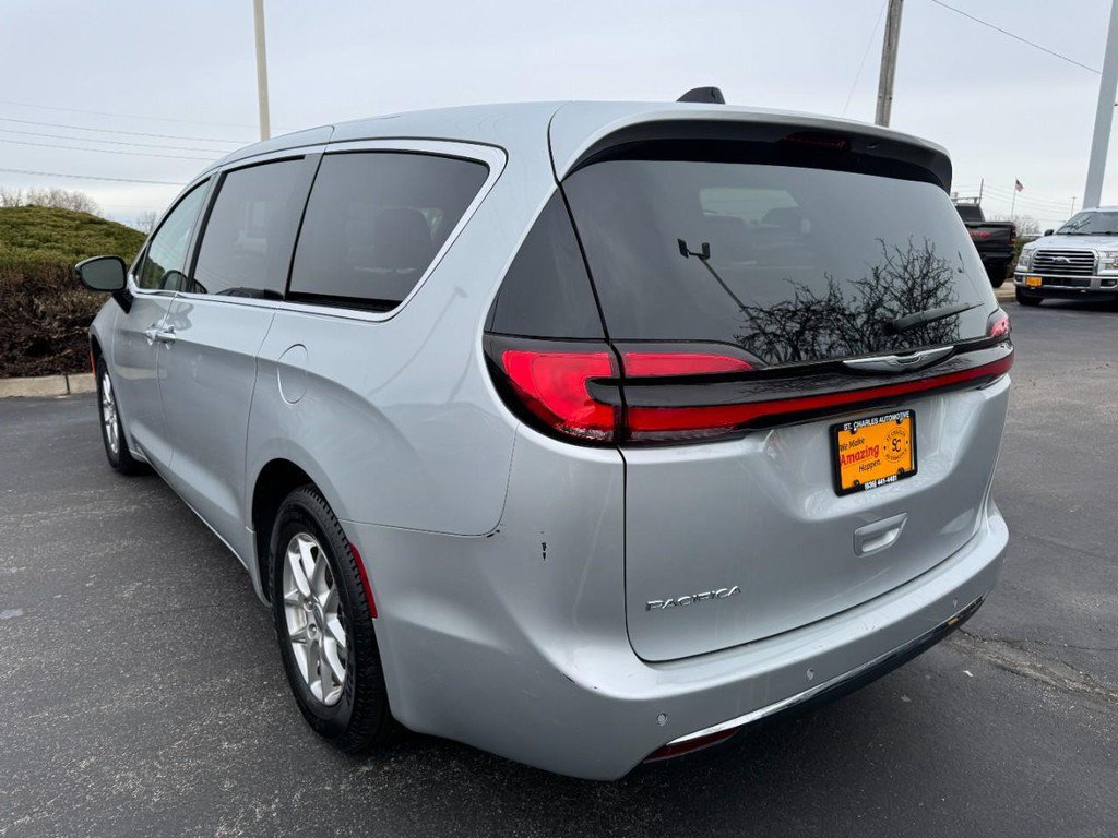 Used 2024 Chrysler Pacifica Touring-L FWD image 5