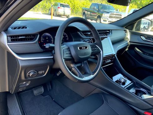 New 2025 Jeep Grand Cherokee Laredo X image 8