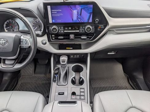 Used 2023 Toyota Highlander XLE FWD image 7