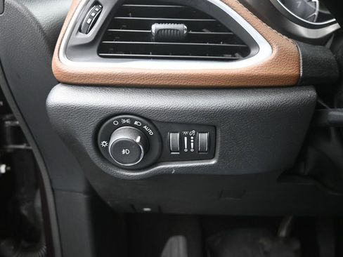 Used 2018 Chrysler Pacifica Limited image 33