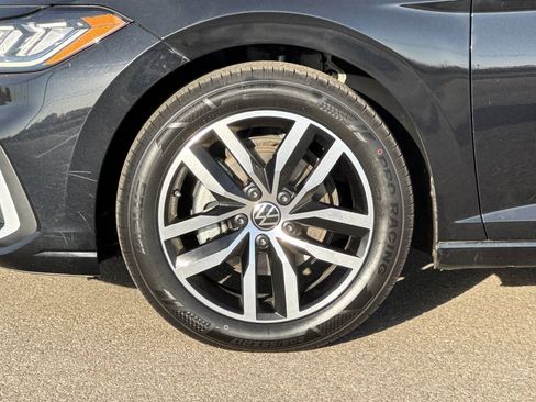 Used 2025 Volkswagen Jetta SE FWD image 29