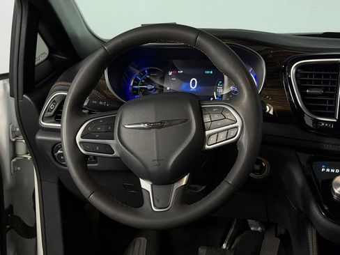 Used 2023 Chrysler Pacifica Pinnacle FWD image 16