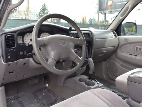 Used 2004 Toyota Tacoma PreRunner image 3