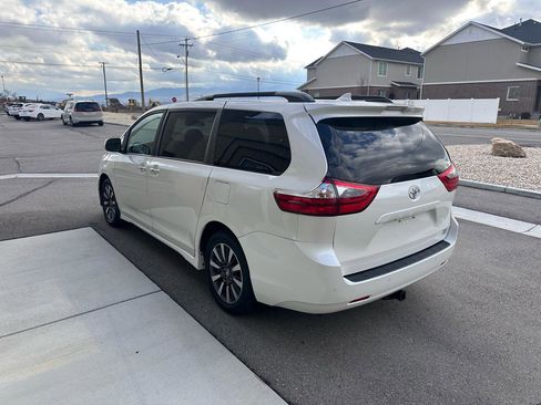 Used 2020 Toyota Sienna XLE Premium w/ Carpet Mat Package image 8