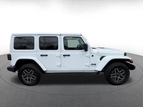 Used 2025 Jeep Wrangler Unlimited Sahara AWD/4WD image 16