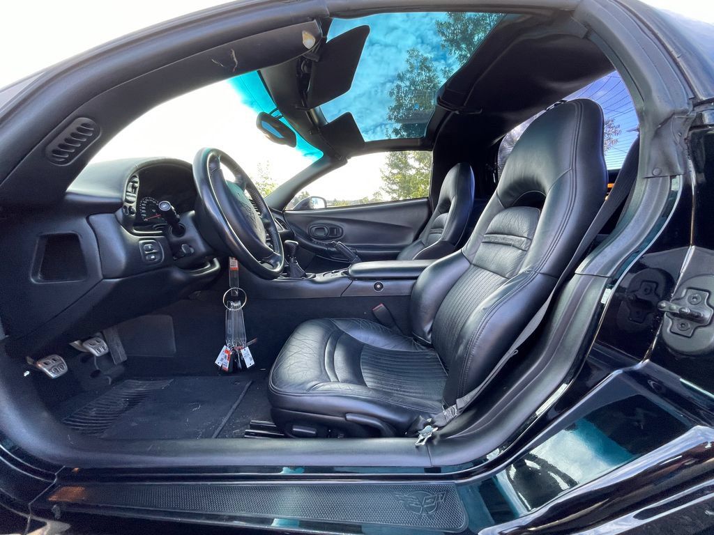 Used 2001 Chevrolet Corvette Coupe w/ Preferred Equipment Group2 RWD image 3
