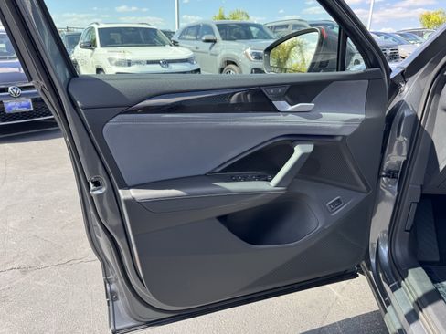 Used 2025 Volkswagen Tiguan SE FWD image 14