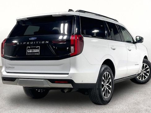 Used 2025 Ford Expedition Platinum AWD/4WD image 2