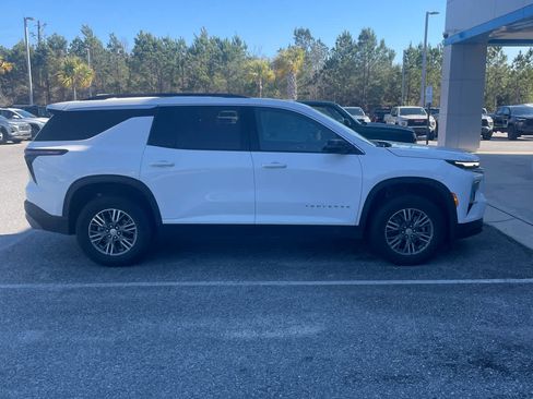Used 2025 Chevrolet Traverse LT image 2