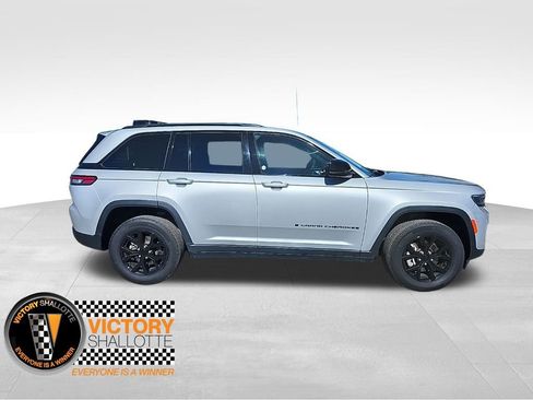 Certified 2024 Jeep Grand Cherokee Altitude image 12
