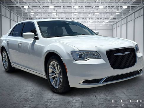 Used 2018 Chrysler 300 Touring L RWD image 7