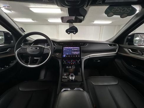 Used 2025 Jeep Grand Cherokee L Limited w/ Black Appearance Package image 21