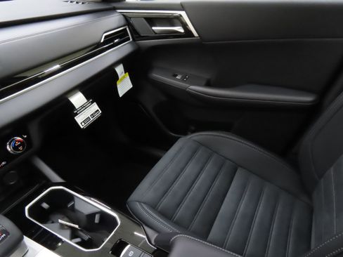 New 2025 Mitsubishi Outlander SE image 19