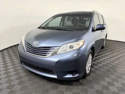 Used 2017 Toyota Sienna LE image 3
