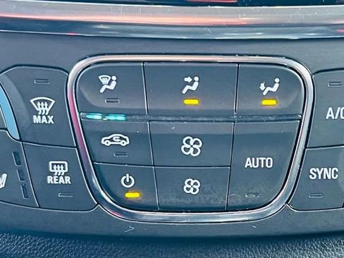 Used 2021 Chevrolet Traverse LT w/ LT Premium Package image 16