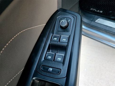 Used 2021 Volkswagen Atlas Cross Sport SE image 34