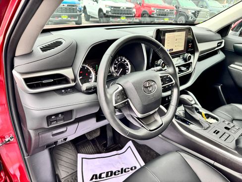 Used 2023 Toyota Highlander XLE image 9