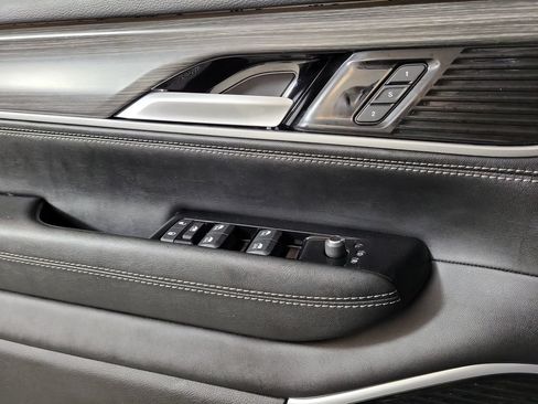 Used 2024 Jeep Wagoneer Series III w/ Premium Group I AWD/4WD image 16