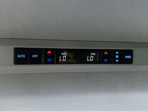 Certified 2024 Toyota Sienna XLE FWD image 24