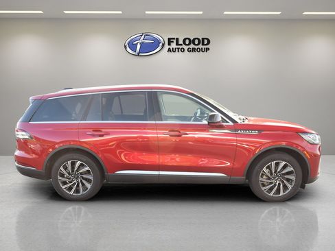 Used 2025 Lincoln Aviator AWD image 3