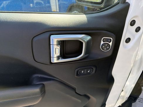 Used 2025 Jeep Gladiator Sport AWD/4WD image 15
