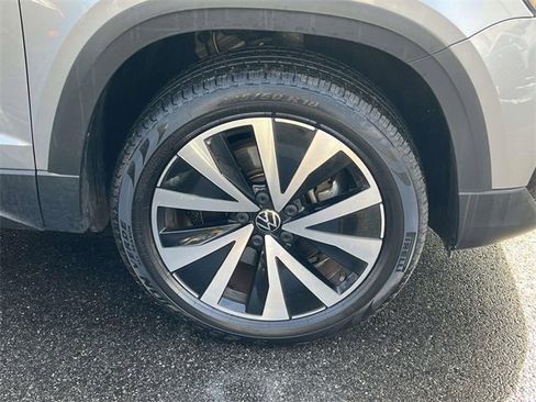 Certified 2022 Volkswagen Taos SE w/ IQ.Drive SE Package image 7