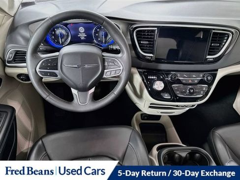 Used 2023 Chrysler Pacifica Touring-L FWD image 28
