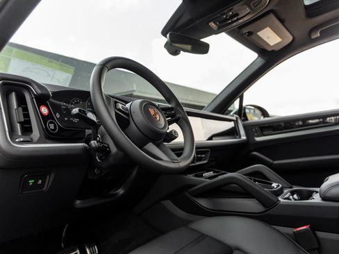 New 2026 Porsche Cayenne S image 4