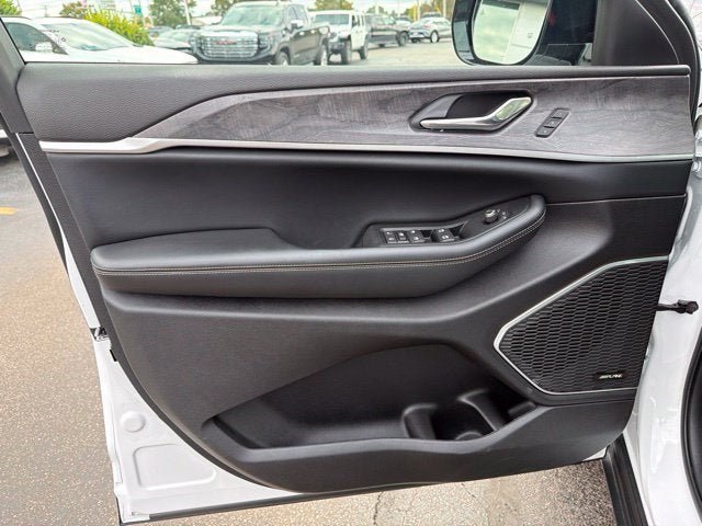 Used 2024 Jeep Grand Cherokee Limited w/ Black Appearance Package AWD/4WD image 10