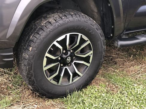 Used 2020 Toyota Tacoma 4x4 Double Cab image 2