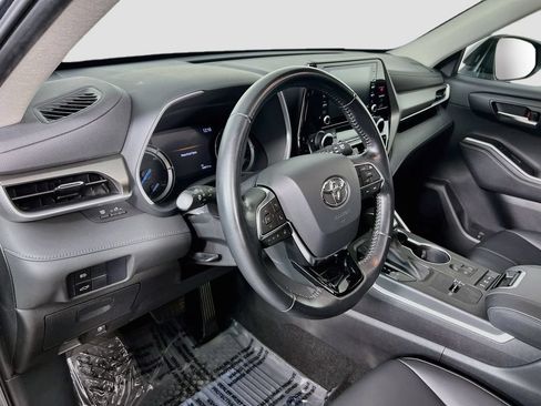 Used 2021 Toyota Highlander XLE AWD/4WD image 8