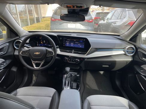 Used 2025 Chevrolet Trax LT w/ LT Convenience Package image 31