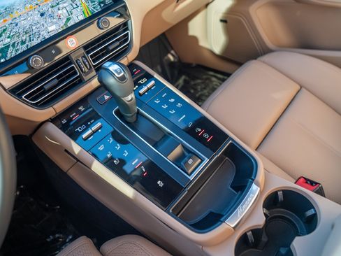 Certified 2026 Porsche Macan AWD/4WD image 21
