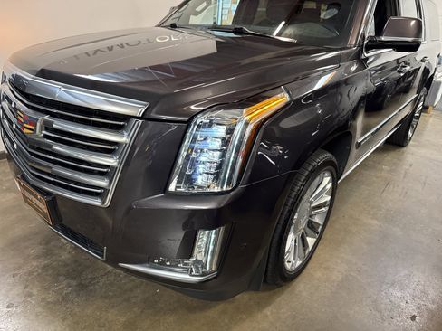 Used 2017 Cadillac Escalade ESV Platinum image 4