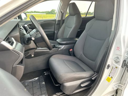 Used 2021 Toyota RAV4 LE image 15