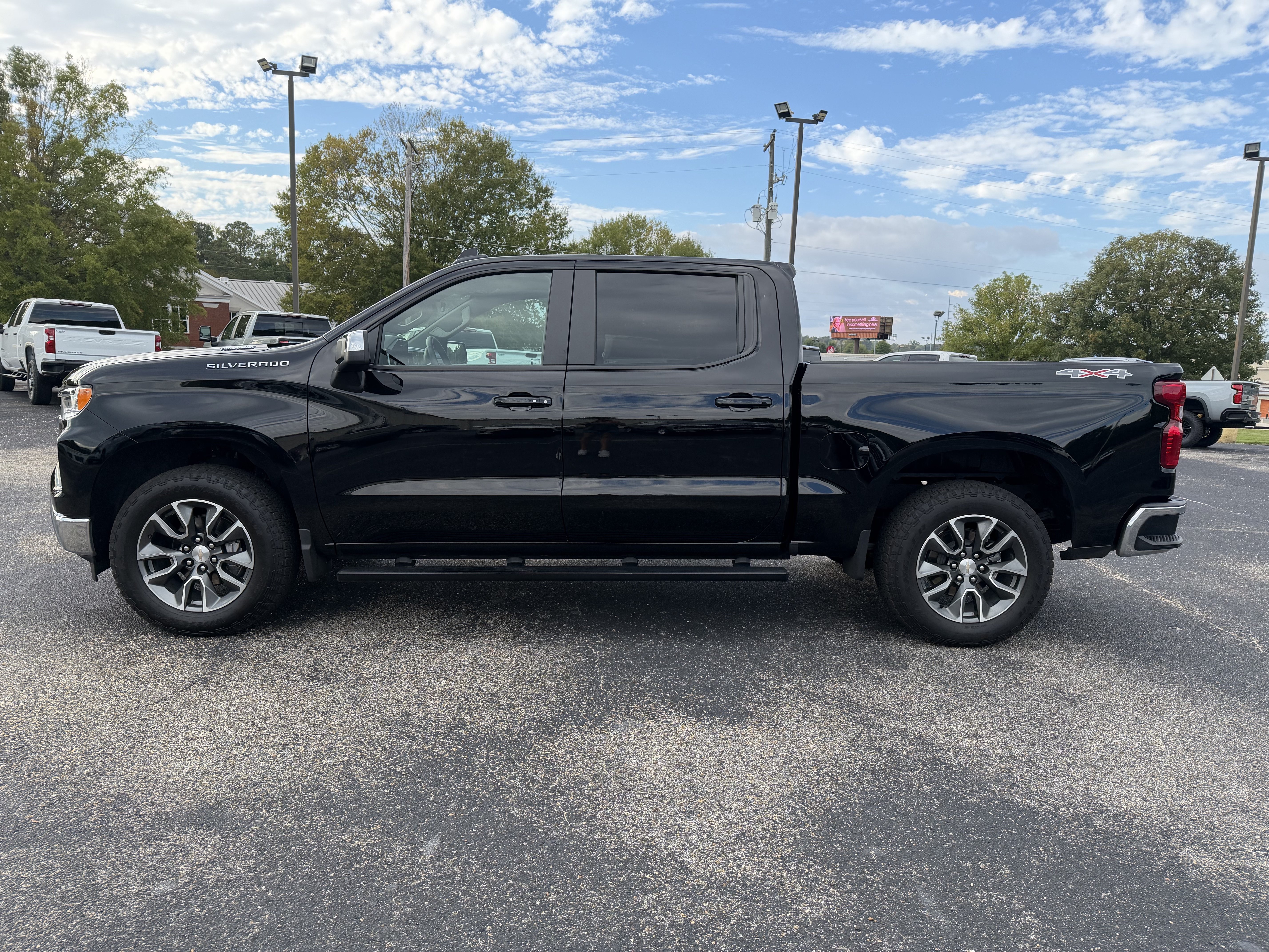Used 2025 Chevrolet Silverado 1500 LT AWD/4WD image 6