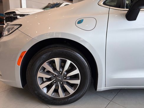 Used 2024 Chrysler Pacifica Limited FWD image 10