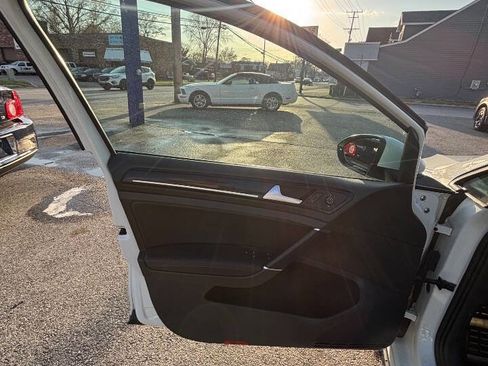 Used 2017 Volkswagen GTI SE image 10