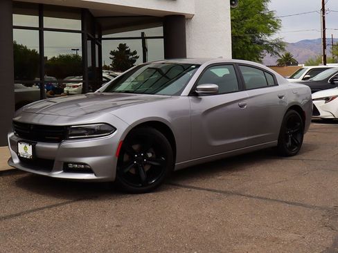 Used 2018 Dodge Charger SXT Plus w/ Driver Confidence Group RWD image 2