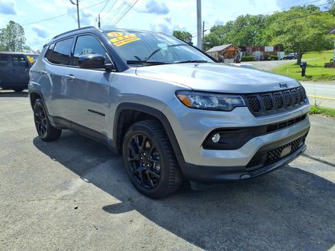 Used 2023 Jeep Compass Latitude w/ Sun and Sound Group AWD/4WD image 1