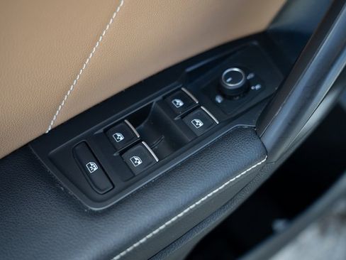 Used 2022 Volkswagen Tiguan SE image 16