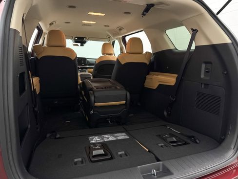 Used 2024 Kia Carnival LX image 30