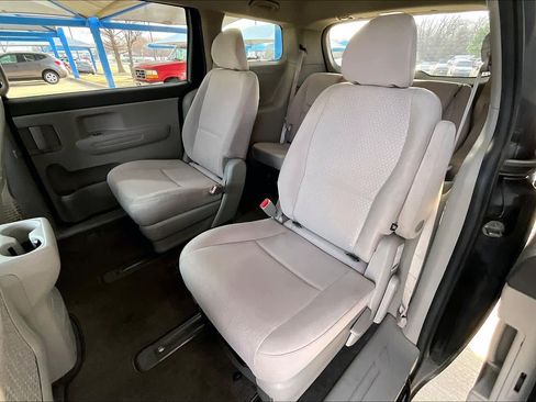 Used 2017 Kia Sedona LX image 20