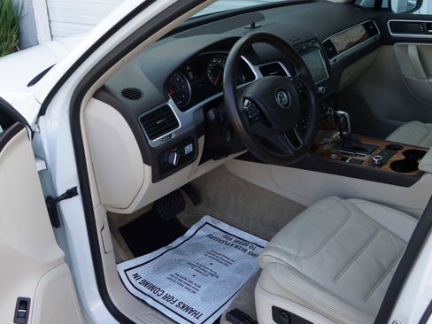 Used 2014 Volkswagen Touareg TDI image 32