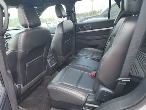 Used 2018 Ford Explorer XLT w/ Equipment Group 202A FWD image 6