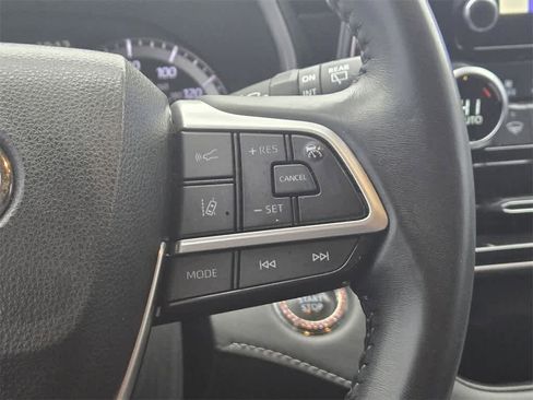 Used 2023 Toyota Highlander XLE image 11