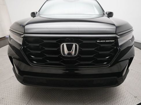Certified 2025 Honda Pilot Black Edition image 24