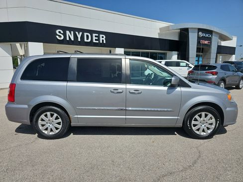 Used 2014 Chrysler Town & Country Touring FWD image 1