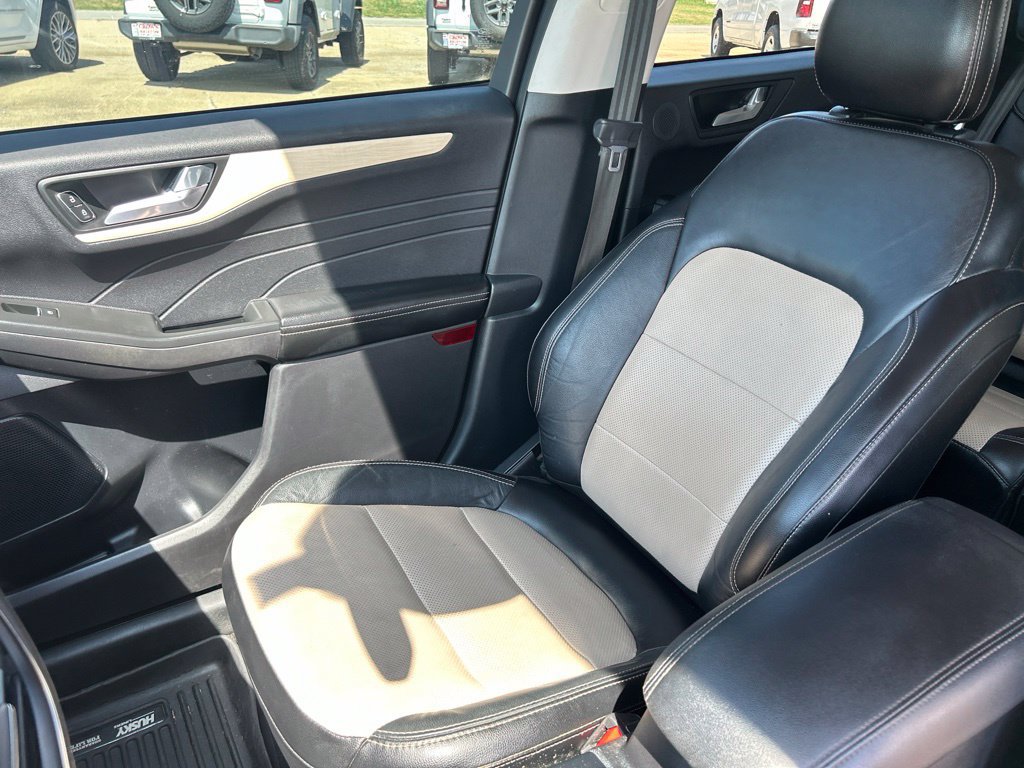 Used 2021 Ford Escape Titanium w/ Titanium Elite Package AWD/4WD image 11